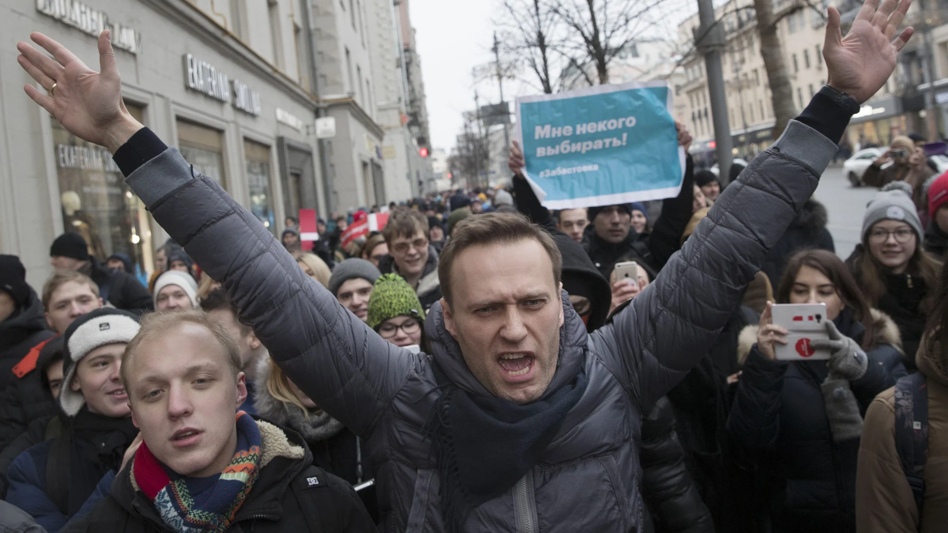 El líder opositor Alexei Navalni, en el centro, en una imagen de archivo durante un mitin en Moscú