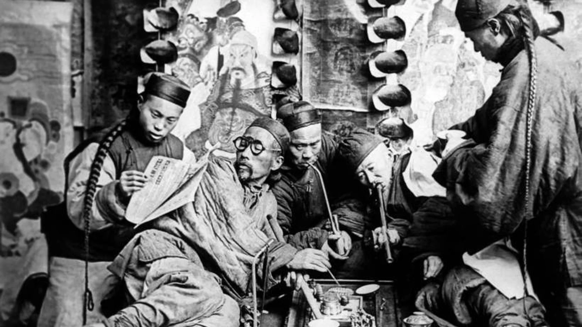 Imagen de uno de los fumaderos de opio en la China de principios del siglo XX