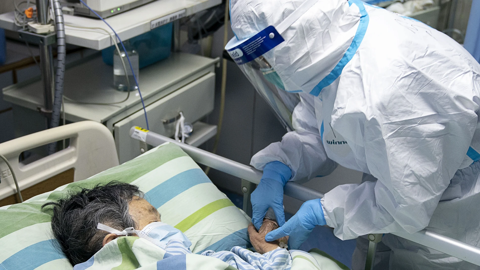 Un profesional sanitario atiende a un paciente en la unidad de cuidados intensivos del Hospital Zhongnan de la Universidad de Wuhan