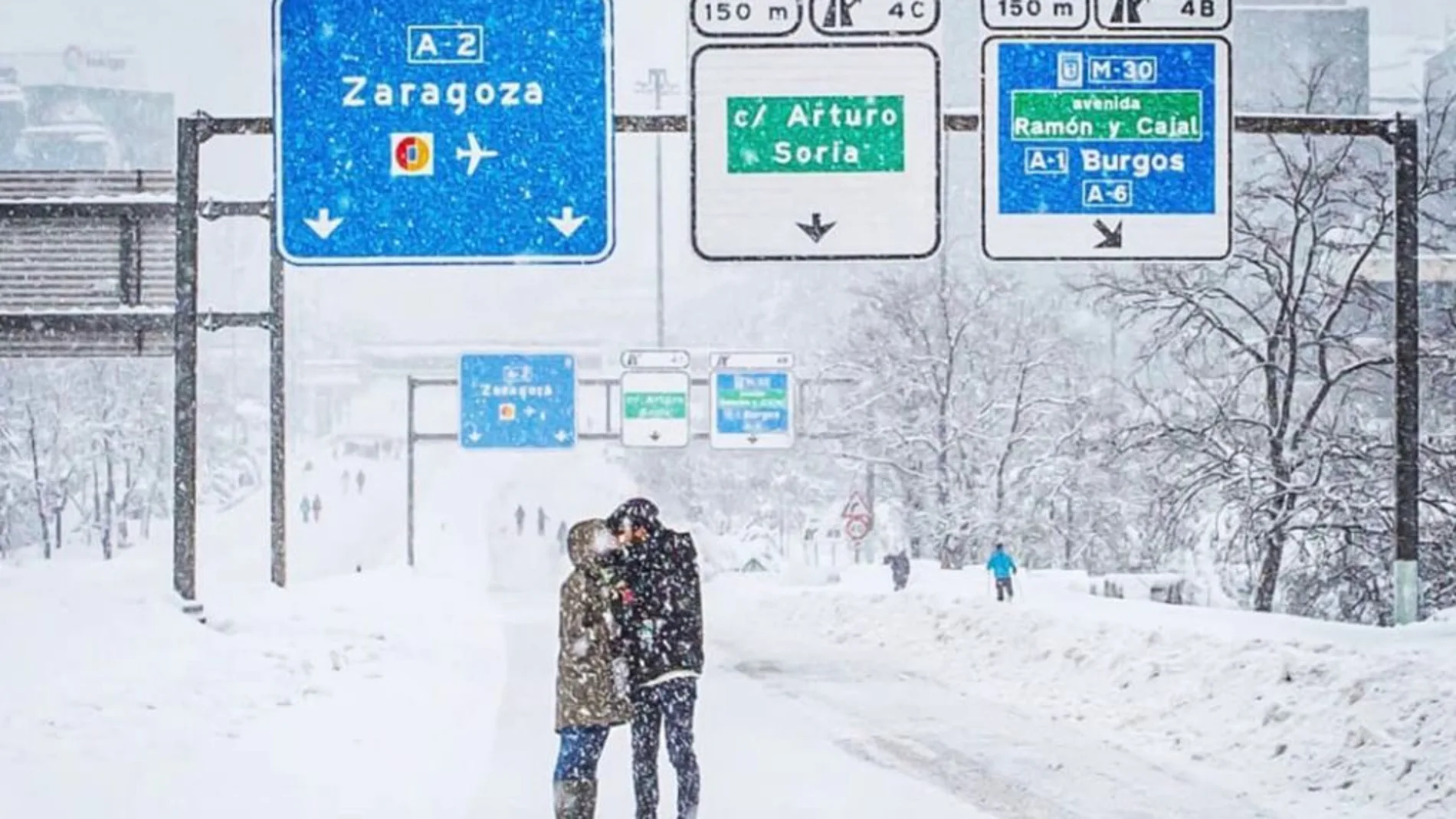 Blanca y Pedro, protagonistas de la famosa imagen durante la borrasca Filomena, se dan un beso en la A-2 en Madrid