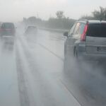 Coches circulando bajo la lluvia