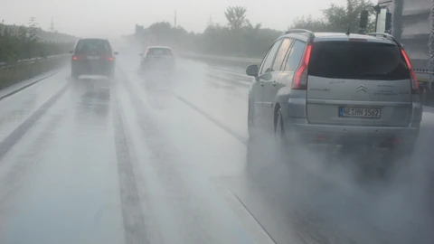 Coches circulando bajo la lluvia