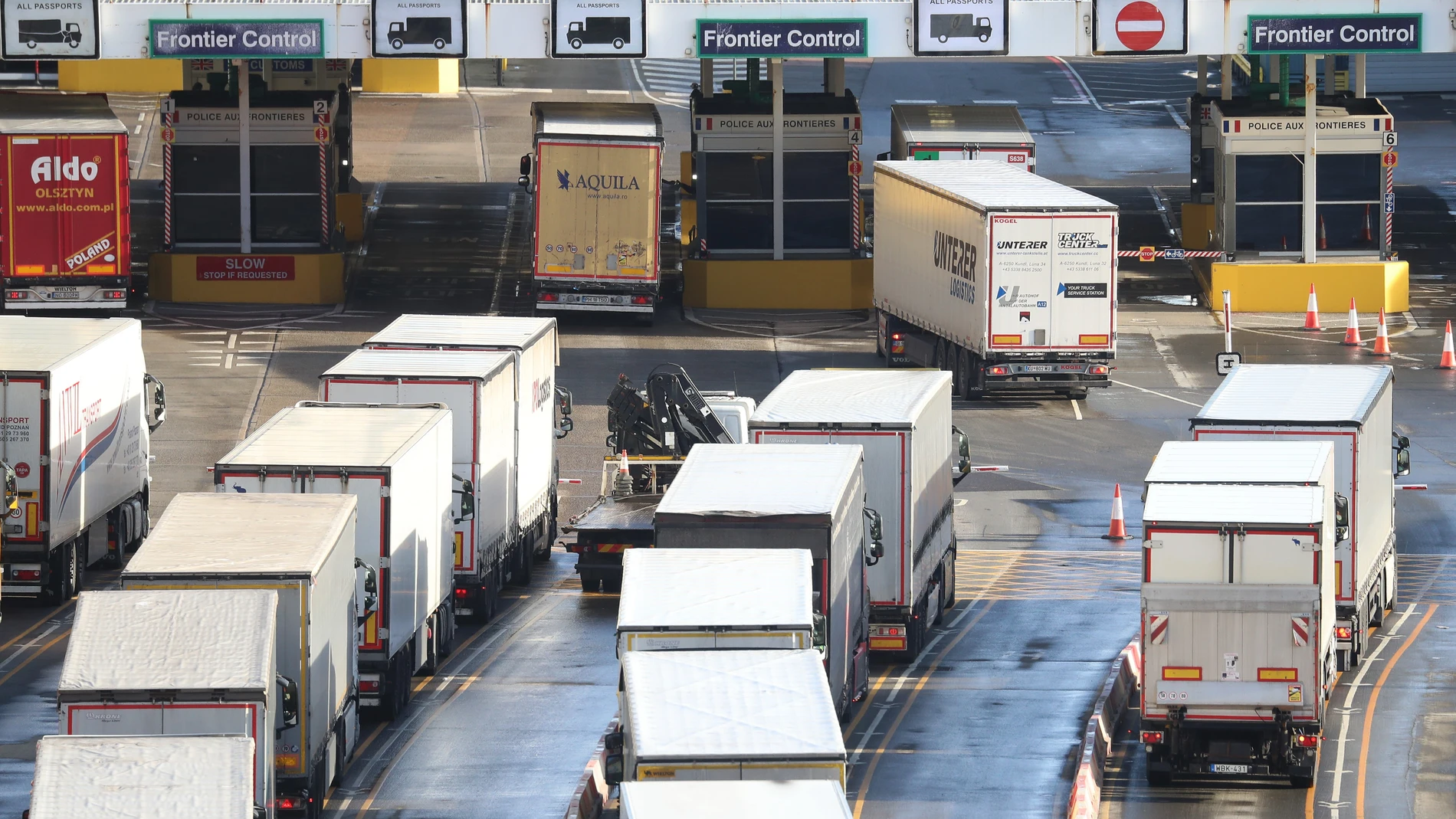 Cola de camiones en el área de control fronterizo en el puerto de Dover en Kent