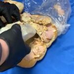 Imagen del vídeo distribuido por la Policía Nacional: detenida una persona por llevar 300 gramos de cocaína en un bocadillo