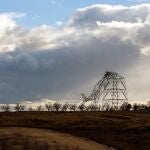 Diversas torres de luz tras ser derribadas por los fuertes vientos registrados en Piñiel de Arriba (Valladolid)