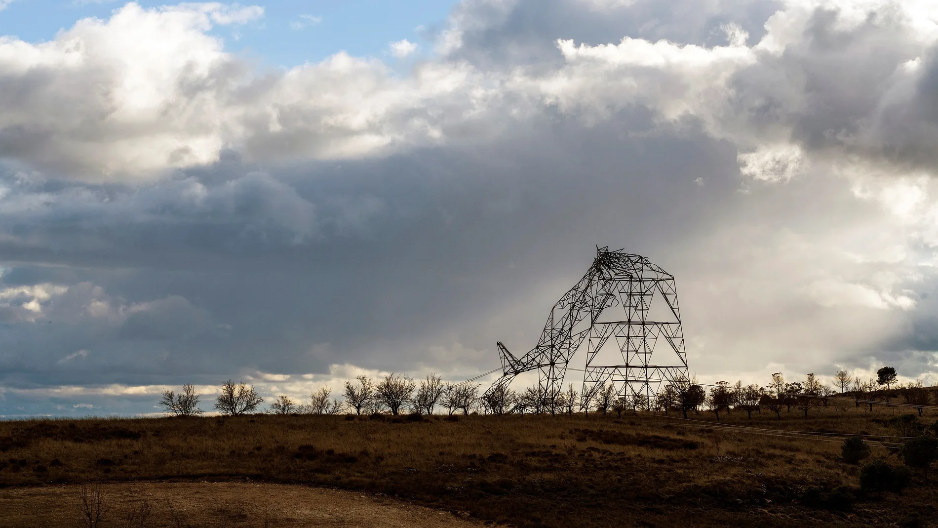 Diversas torres de luz tras ser derribadas por los fuertes vientos registrados en Piñiel de Arriba (Valladolid)