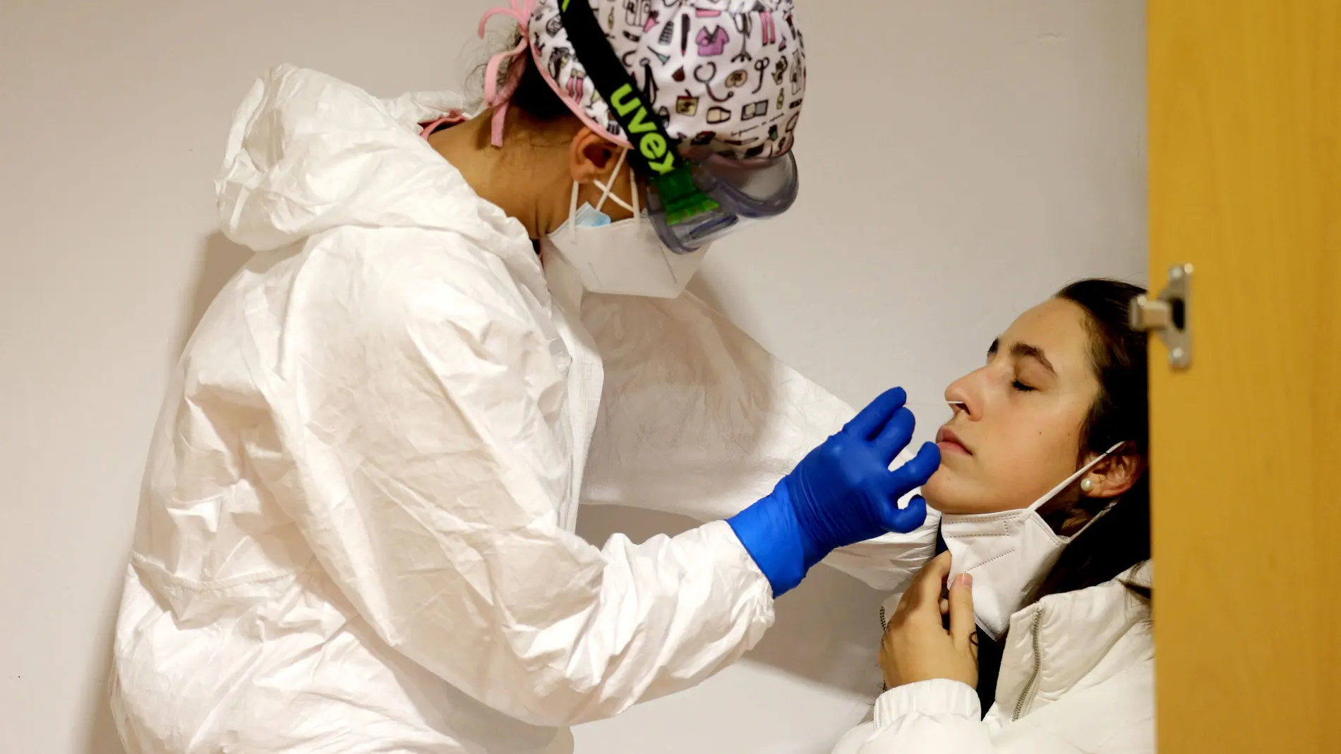 Una alumna se somete a una prueba de coronavirus en la Universidad San Pablo CEU en Madrid