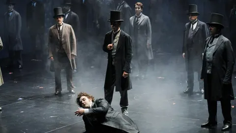 Ha vuelto al Gran Teatro del Liceo la propuesta escénica de «Les contes d’Hofmann» que presentó Laurent Pelly en 2013John Osborn, Olga Pudova, Ermonela Jaho, Ginger Costa-Jackson, Elena Sancho Pereg, Aleksander Vinogradov, Marina Viotti, Laura Vila, Francisco Vas, Alexey Bogdanov, Carlos Daza, Vincent Ordonneau, Roger Padullés. Dirección musical: Riccardo Frizza. Dirección de escena: Laurent Pelly. 18-I- 2021.El director italiano Riccardo Frizza ha supuesto una baza muy importante en la excelencia de esta reposición de Les contes dHofmann de Offenbach en el Gran Teatro del Liceo en la propuesta escénica de Laurent Pelly presentada en Barcelona en 2013. En esta ocasión se han tenido que recortar casi quince minutos del espectáculo debido a la pandemia, ofrecido en la extensa versión en cinco actos considerada definitiva de la ópera, obra del musicólogo estadounidense Michael Kaye, que ha sorprendido por la exquisitez y transparencia d