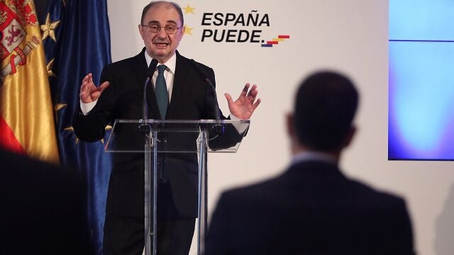 El presidente de Aragón, Javier Lambán, se dirige al presidente del Gobierno, Pedro Sánchez, en una imagen reciente