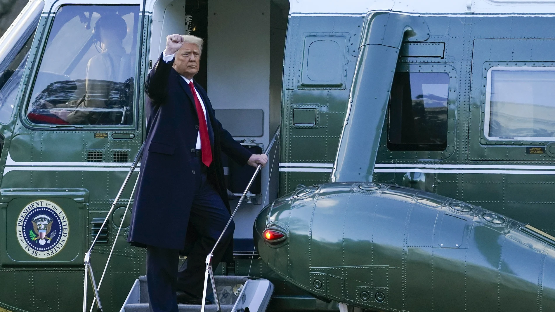 Donald Trump, antes de subir al helicóptero en el que abandonó la Casa Blanca