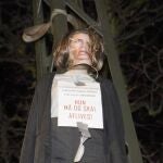 Varios individuos colgaron en una farola una muñeca ahorcada de Mette Frederiksen durante una manifestación