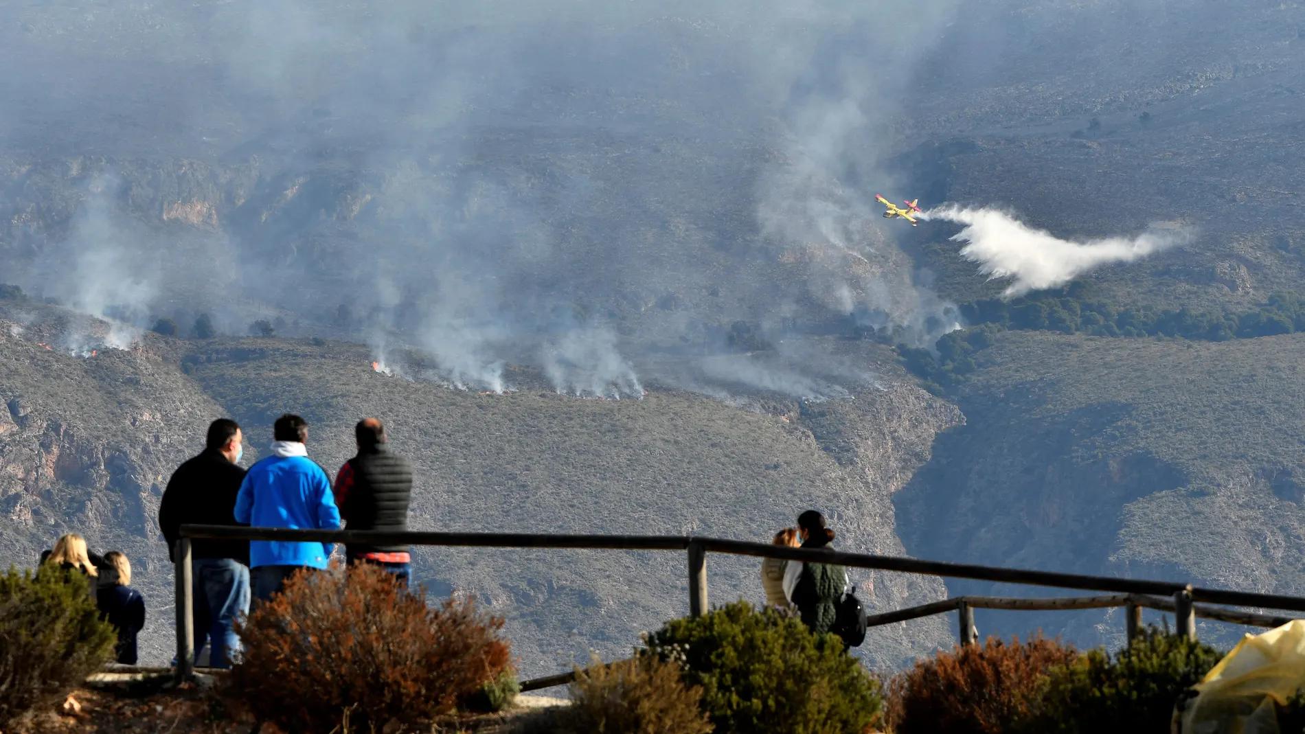 Vista de las labores de extinción este sábado en el paraje de Castala, en el término municipal de Berja, en Almería