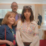 ATRESplayer PREMIUM estrena este domingo ‘Deudas’La ficción original de Atresmedia TV, creada por Daniel Écija, es una comedia gamberra y provocadora que tiene en su centro el choque salvaje de dos familias y dos mujeres‘Todo sobre mi padre’ es el título del primer episodio de ‘Deudas’‘Deudas’ podrá verse antes en ATRESplayer PREMIUM y, próximamente, llegará al prime time de Antena 3‘Deudas’, la nueva serie de Atresmedia Televisión, ya tiene fecha para su estreno exclusivo en ATRESplayer PREMIUM. Será este domingo, 24 de enero, cuando los suscriptores a la plataforma de pago de Atresmedia, tanto en España como en el resto del mundo, podrán disfrutar, sin publicidad y antes de su emisión en el prime time de Antena 3 de la nueva serie creada por Daniel Écija.Carmen Maura encabeza el reparto de ‘Deudas’ donde interpretará a Pepa Carranza, la protagonista de la historia. Junto a ella, completan el elenco Salva Reina, Carmen Ruiz, Mona Martí
