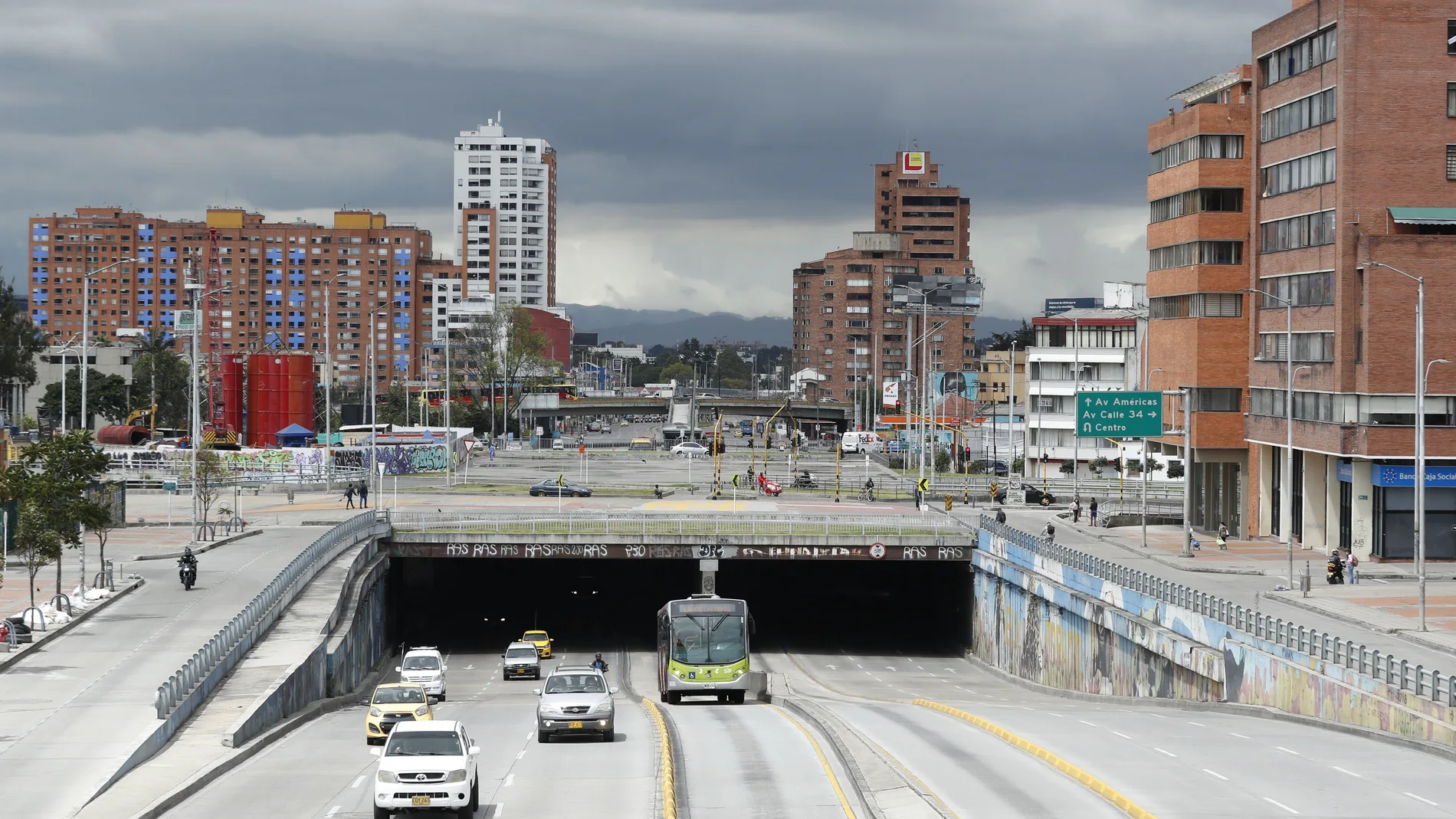 Vista del centro de la capital colombiana casi vacío durante la cuarentena estricta debido al segundo pico de contagio de la covid-19, en Bogotá