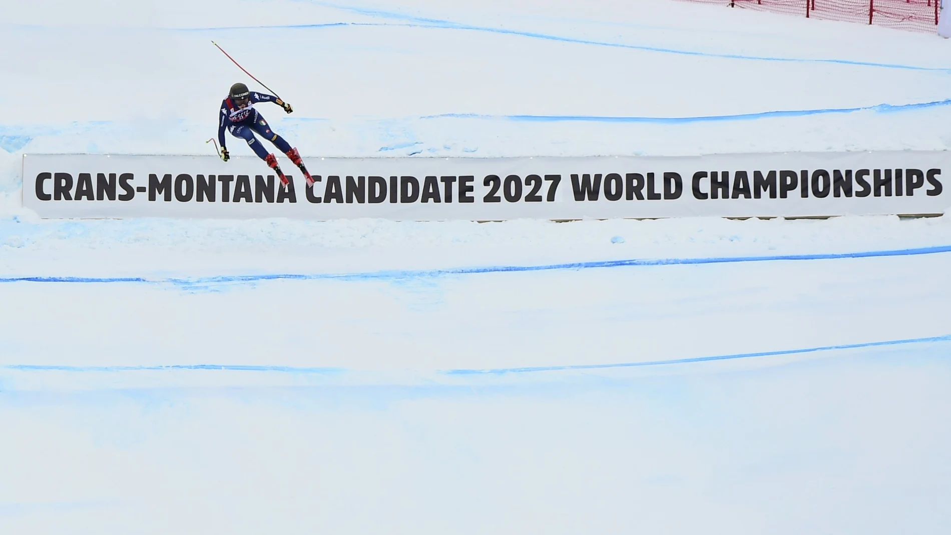 La italiana Sofia Goggia llega a la zona de meta del descenso de la Copa del Mundo de esquí alpino femenino en Crans Montana, Suiza, el sábado 23 de enero de 2021.(AP Photo/Marco Tacca) MARCO TACCAAP