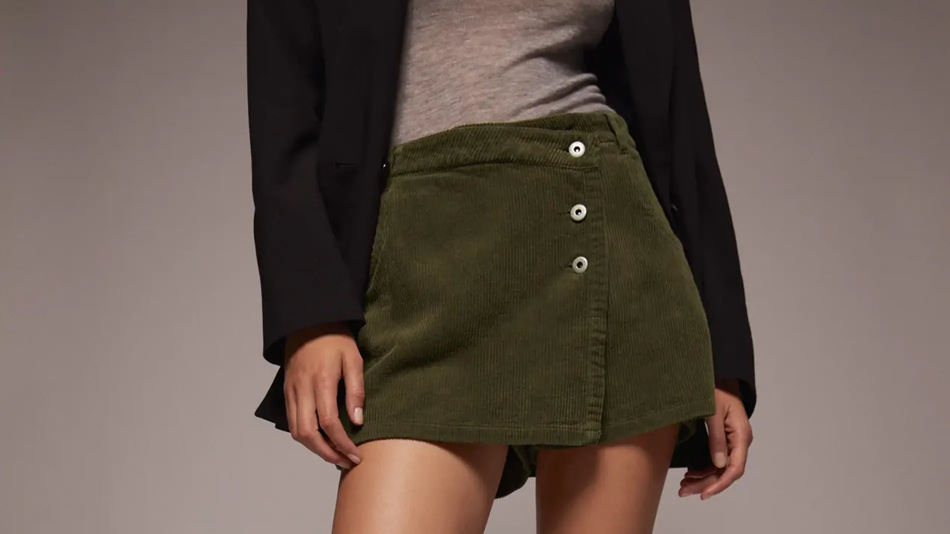 La falda pantalón de Zara más rebajada y perfecta para chicas bajitas.