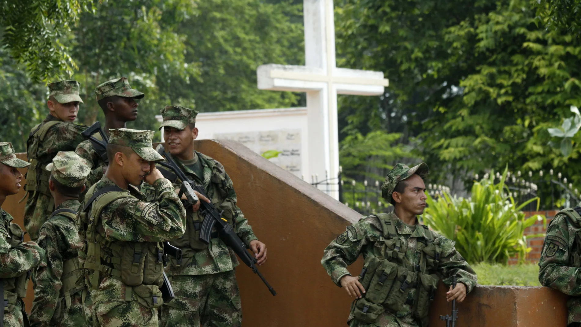 ACOMPAÑA CRÓNICA COLOMBIA CONFLICTO***AME835. EL SALADO (COLOMBIA), 23/01/2021.- Fotografía fechada el 8 de julio de 2011 en la que se muestra a unos soldados del ejército de Colombia que descansan junto a un cementerio donde reposan los restos de varias de las víctimas masacradas por paramilitares en febrero de 2000, en El Salado (Colombia). El pasado 17 de enero al menos 11 personas recibieron nuevas amenazas de muerte que recordaron la masacre en la que un grupo de 450 paramilitares del bloque héroes de los Montes de María de las Autodefensas Unidas de Colombia (AUC) realizaron un recorrido de muerte por varios poblados que terminó en El Salado con un saldo de más de un centenar de campesinos asesinados. La sevicia incluyó torturas, degollamientos, decapitaciones, empalamientos y violaciones a hombres, mujeres y niños. EFE/ Ricardo Maldonado Rozo