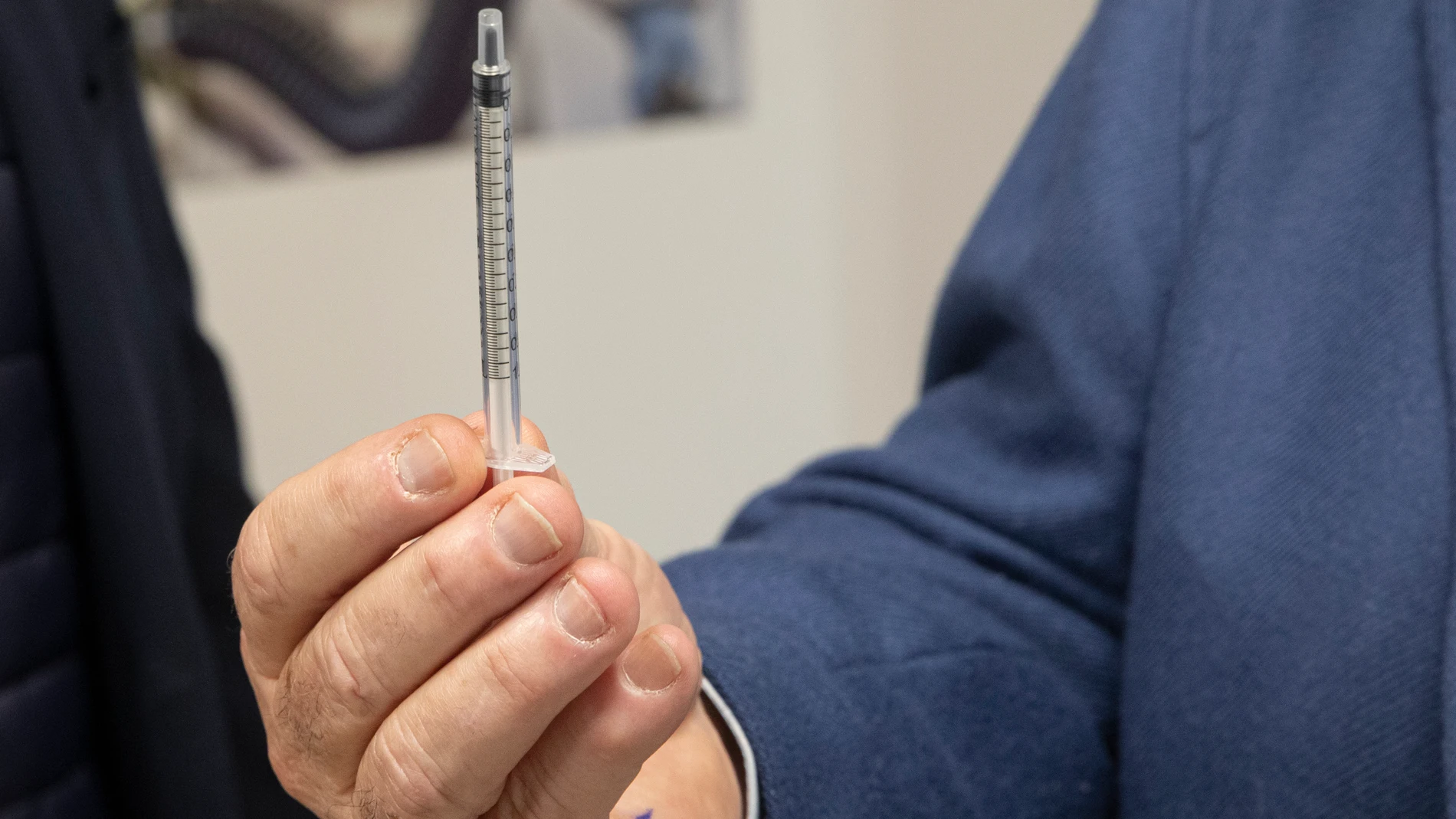 El consejero de Salud y Familias, Jesús Aguirre con una jeringuilla del modelo utilizado para administrar la vacuna de Pfizer