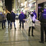 Unos cuarenta personas dan un paseo reivindicativo por la calle Mayor de Palencia pasadas las 20:00 horas hasta que fueron interrogados, y algunos identificados, por la policia nacional