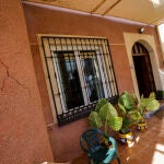 Grietas en una vivienda tras el terremoto de 4.4 grados con epicentro en Santa Fe, que ha dejado numerosos daños materiales en la localidad de Atarfe