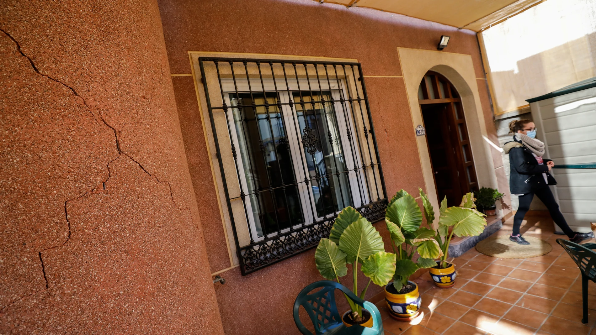 Grietas en una vivienda tras el terremoto de 4.4 grados con epicentro en Santa Fe, que ha dejado numerosos daños materiales en la localidad de Atarfe