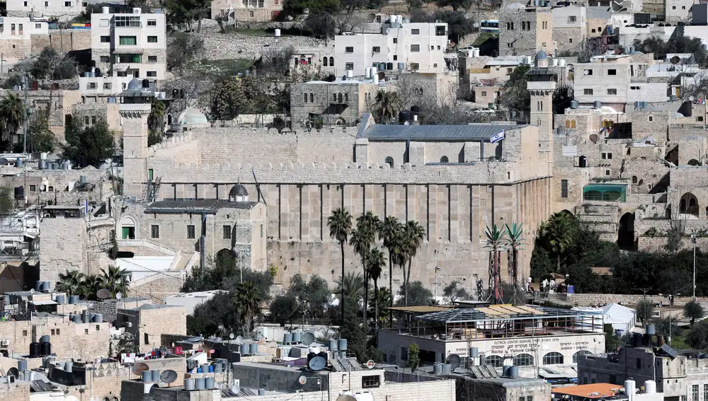Vista general de la ciudad de Hebrón, con el edificio de la Tumba de los Patriarcas en el centro de la imagen.