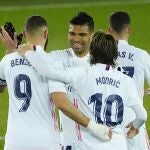 Casemiro y Modric, dos de los tres centrocampistas fijos de Zidane, felicitan a Benzema en Mendizorroza