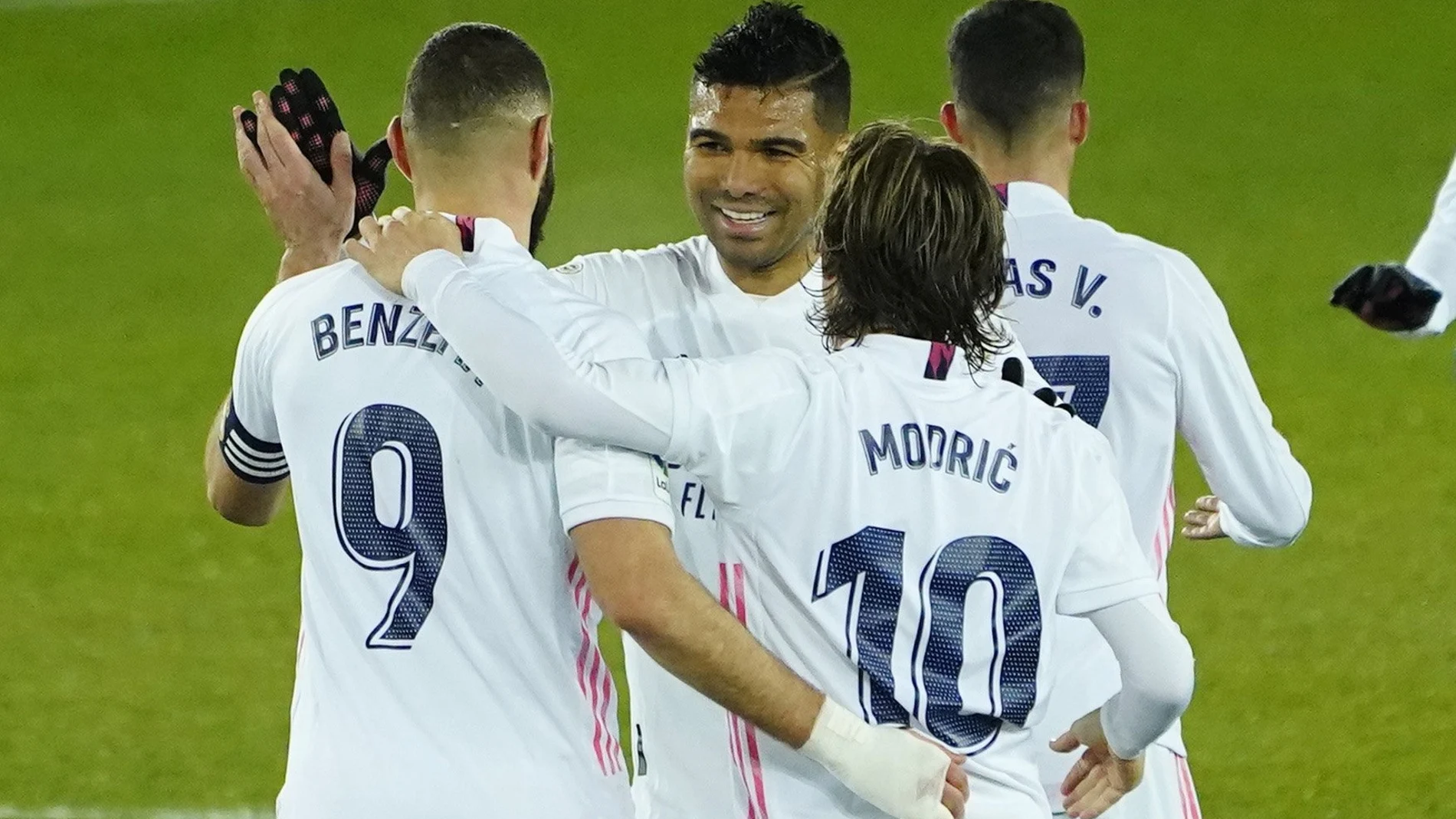 Casemiro y Modric, dos de los tres centrocampistas fijos de Zidane, felicitan a Benzema en Mendizorroza