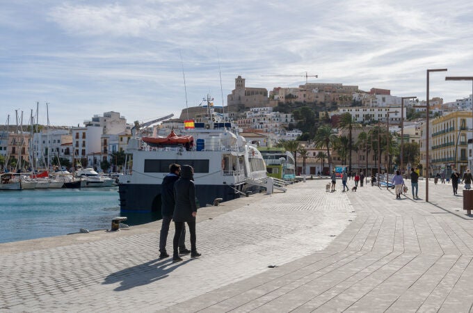 Transeúntes caminan por el Puerto de Ibiza
