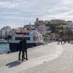 Transeúntes caminan por el Puerto de Ibiza
