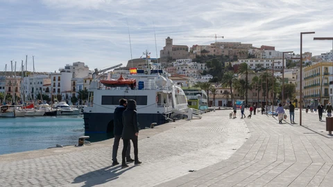 Transeúntes caminan por el Puerto de Ibiza