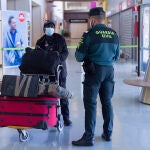Agentes de la Guardia Civil presta servicio en un aeropuertoGermán Lama / Europa Press23/01/2021