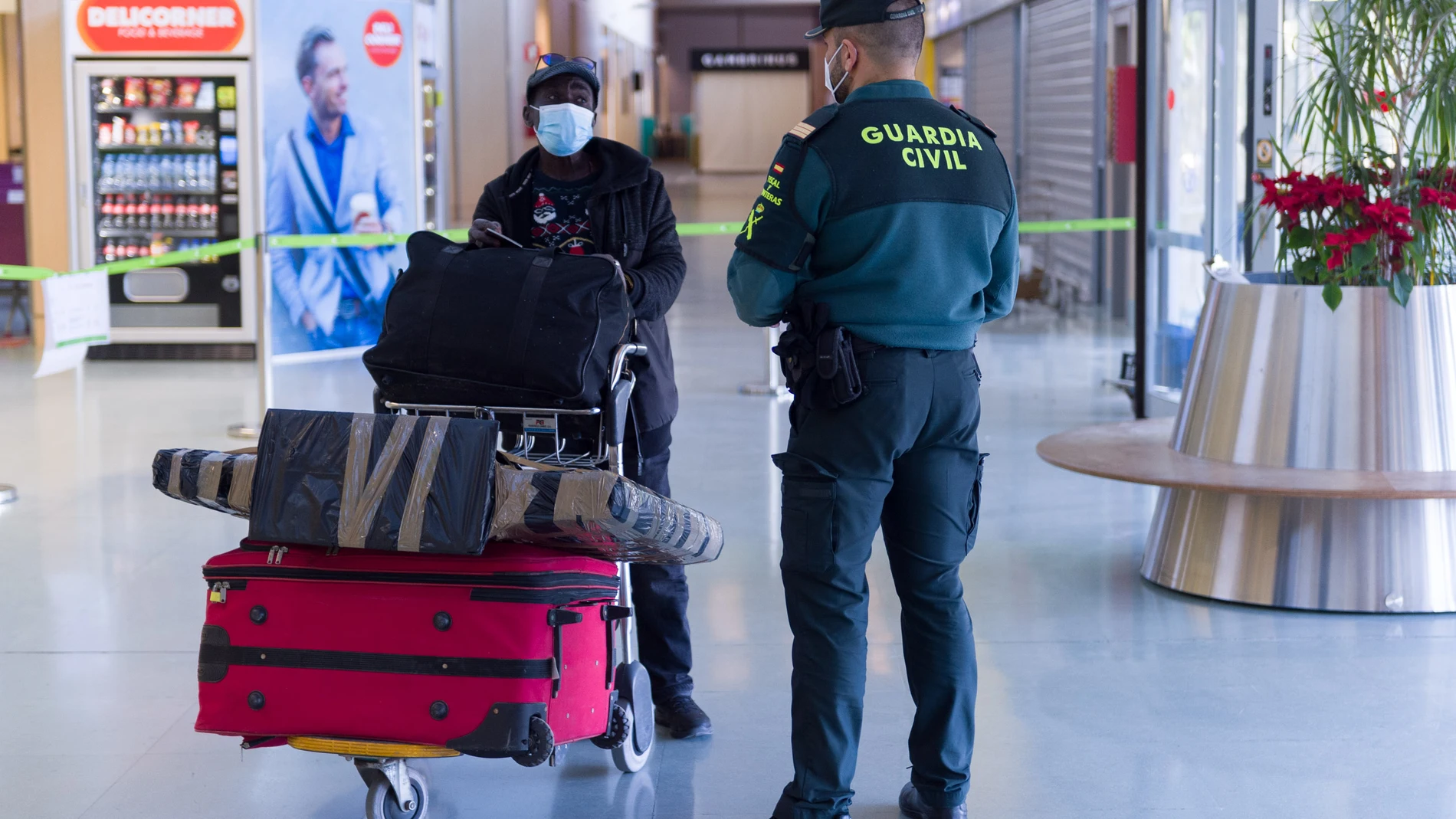 Agentes de la Guardia Civil presta servicio en un aeropuertoGermán Lama / Europa Press23/01/2021