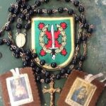 Emblema, rosario y otros objetos religiosos mostrados por el entrevistado