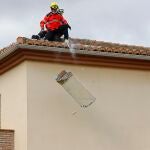 Varios bomberos operando tras el terremoto de 4.4 grados con epicentro en Granada