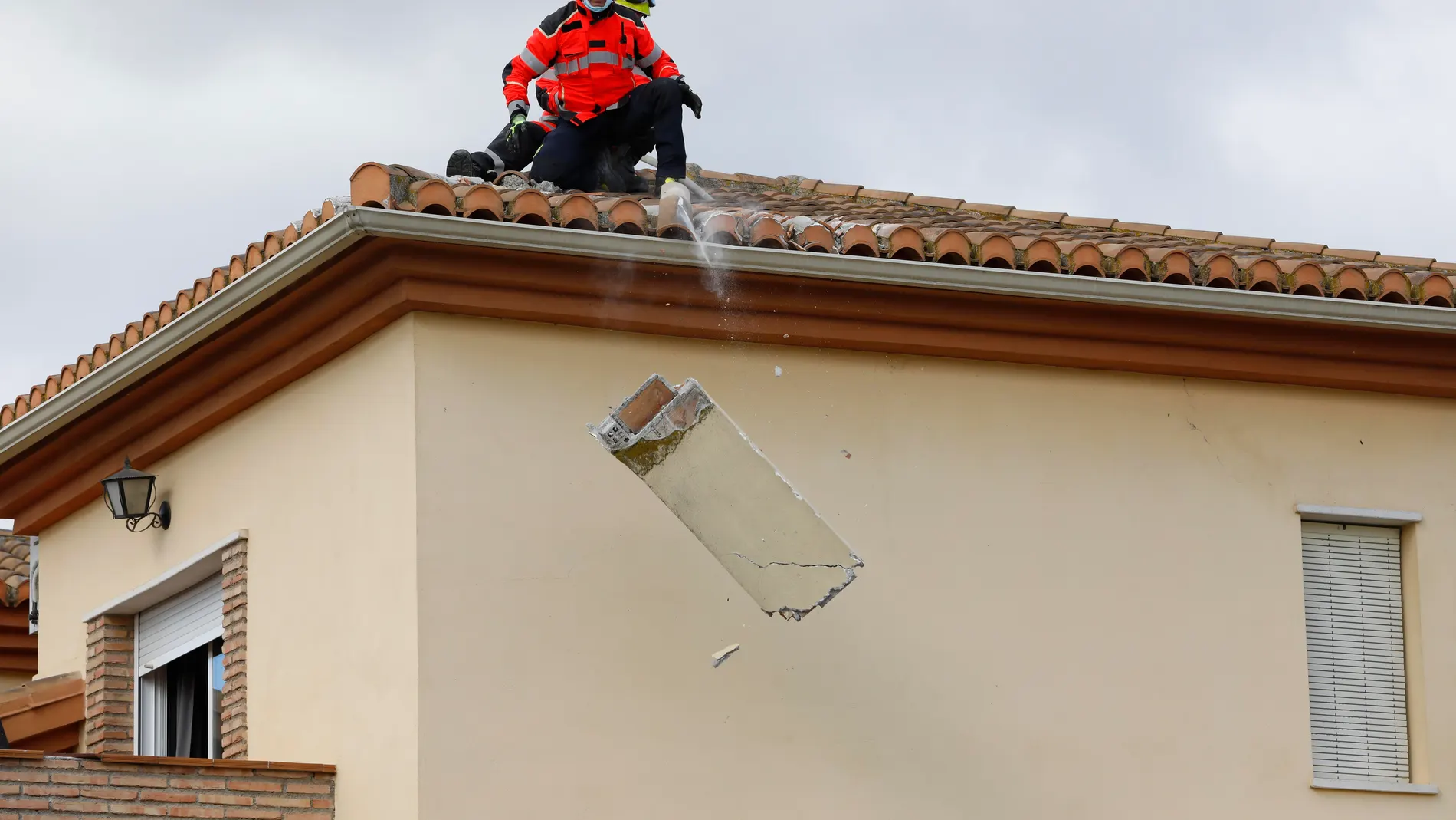 Varios bomberos operando tras el terremoto de 4.4 grados con epicentro en Granada