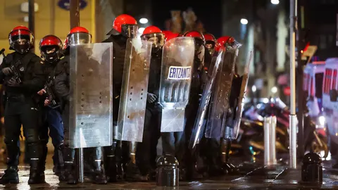 Agentes antidisturbios de la Ertzaintza