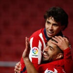 Luis Suárez y Joao Félix se abrazan después de uno de los goles en la victoria del Atlético ante el Valencia