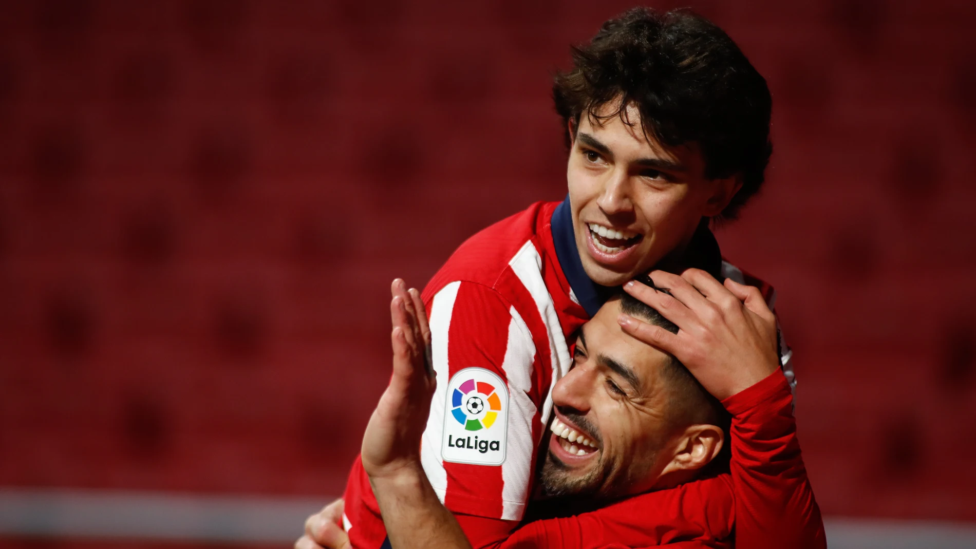Luis Suárez y Joao Félix se abrazan después de uno de los goles en la victoria del Atlético ante el Valencia