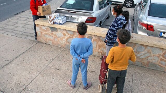 Voluntarios de Cruz Roja reparten alimentos a familias confinadas por positivos en covid-19