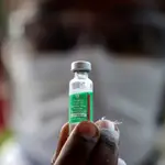 Un enfermero prepara hoy una dosis de la vacuna de la Universidad de Oxford y AstraZeneca contra la covid-19, durante el inicio de la campaña de inmunización en la sede de la Fundación Oswaldo Cruz (Fiocruz), Brasil