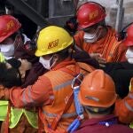 Los servicios de emergencia rescatan a uno de los mineros