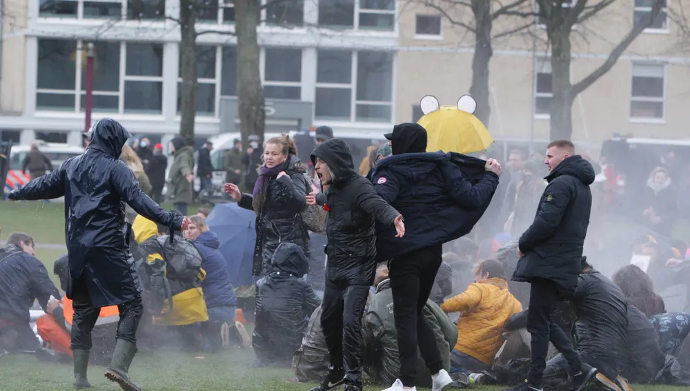 Protestas en Ámsterdam contra el toque de queda