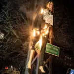 Un maniquí de la primera ministra danesa, Mette Frederiksen, con un cartel al cuello en el que se lee &quot;debe ser colgada&quot;, es quemado en una manifestación el pasado sábado