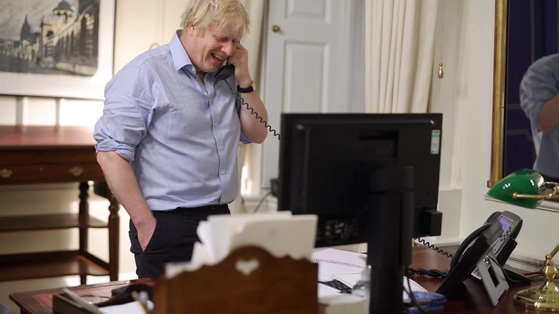 El primer ministro de Reino Unido, Boris Johnson, mantiene una conversación telefónica con el presidente de Estados Unidos, Joe Biden
