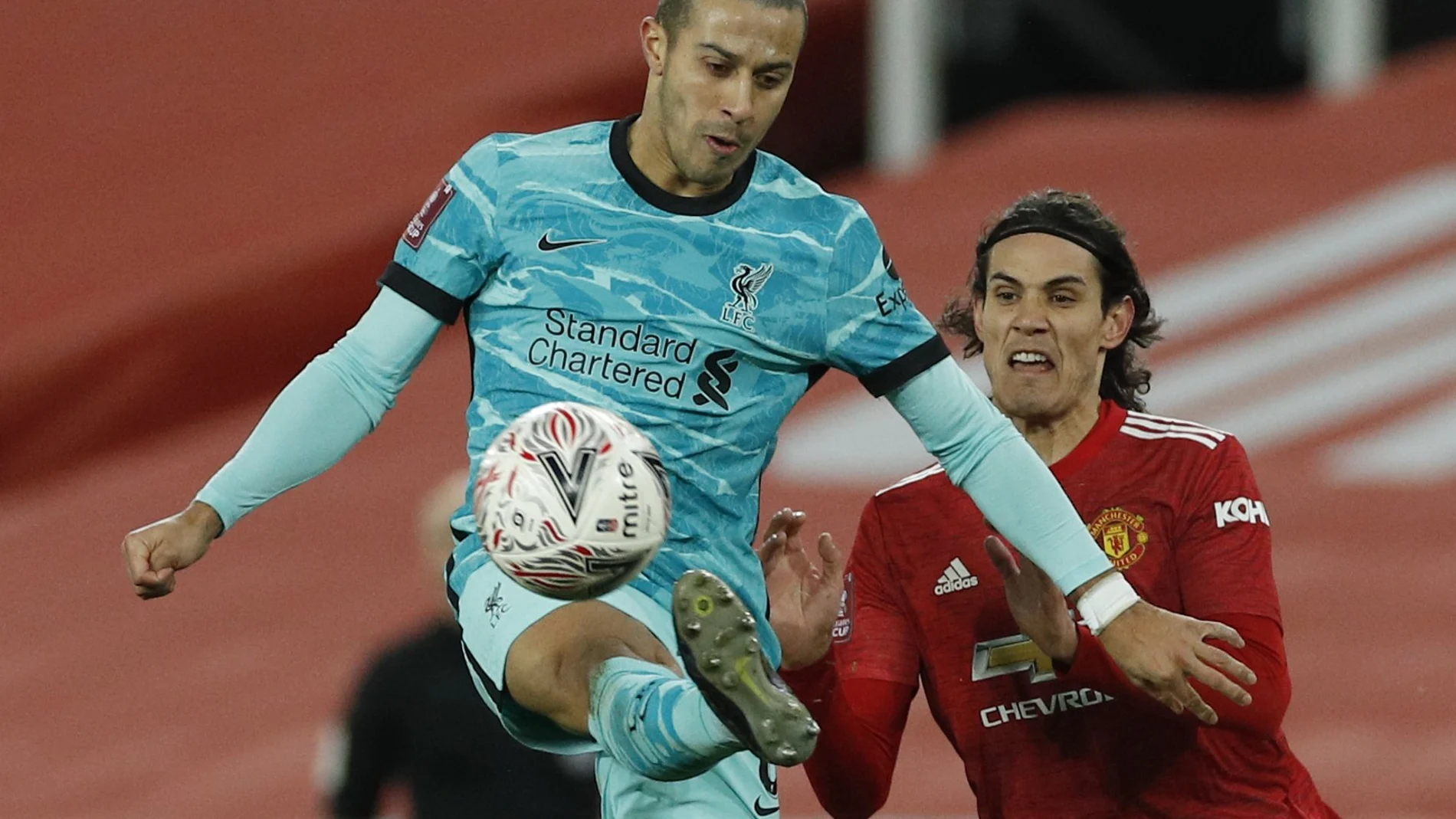 Thiago Alcántara controla un balón ante Edinson Cavani en el Manchester United-Liverpool de FA Cup.
