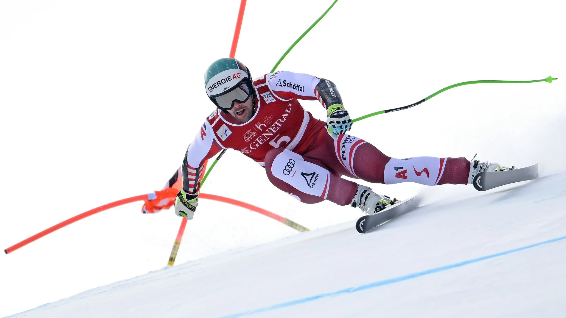 El austriaco Vincent Kriechmayr en acción durante la carrera masculina de Súper G de la prueba de la Copa del Mundo de Esquí Alpino de la FIS en Kitzbuehel, Austria, 25 de enero de 2021. EFE/EPA/CHRISTIAN BRUNA
