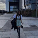 Violeta Mangriñán con el mono de Zara que mejor queda con botas altas.