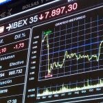 Una pantalla muestra valores bursátiles en la Bolsa de Madrid,