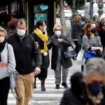 Varias personas pasean en parejas por el centro de Valencia antes de que entren en vigor las nuevas restricciones